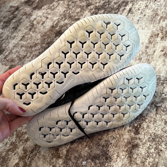 Nike fly knit Black and Gray Knit Running Shoes - Picture 4 of 6